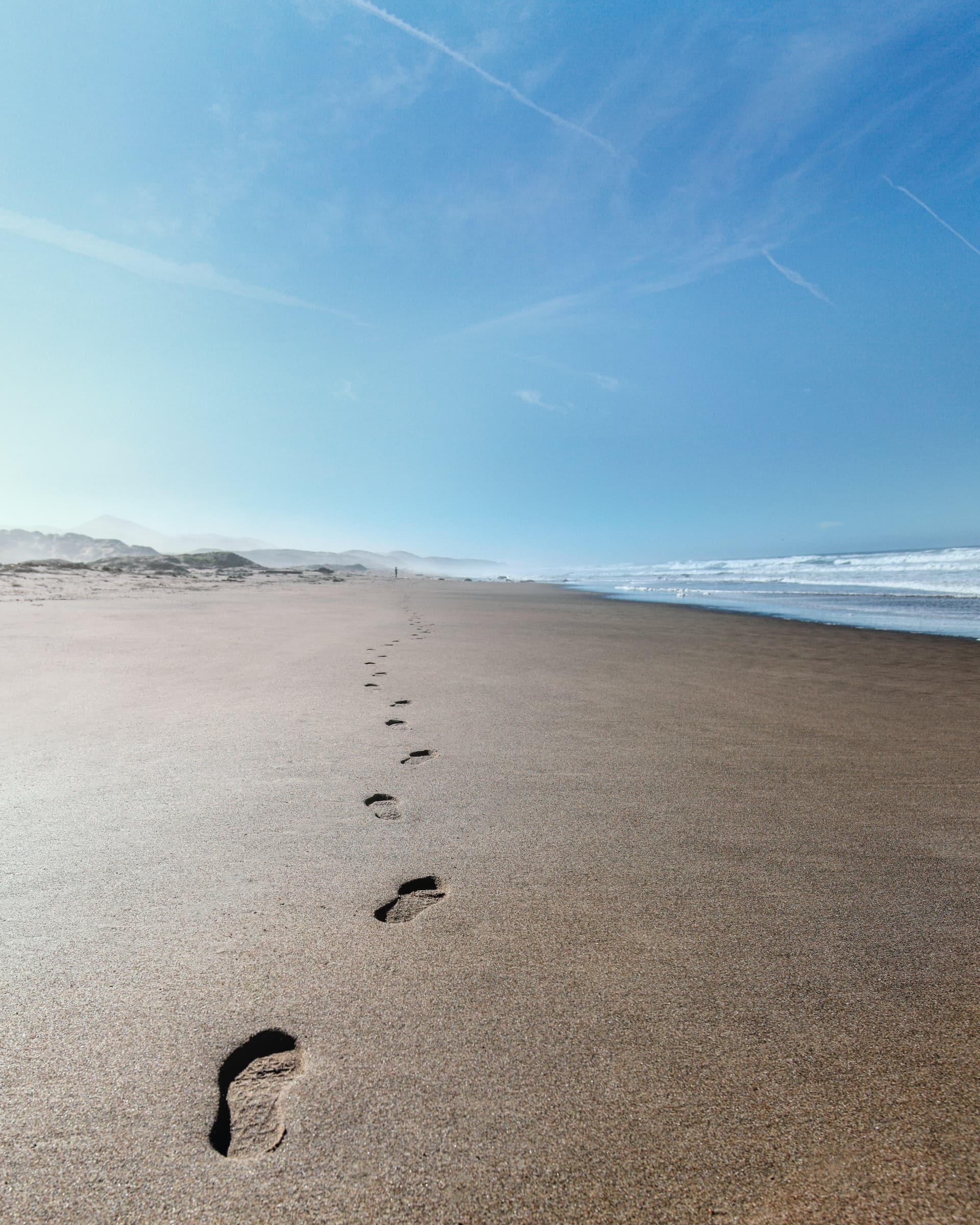 Empreintes de pas sur une plage de sable