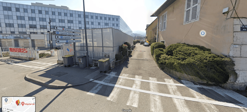 Vue de la rue à proximité de l'hôpital